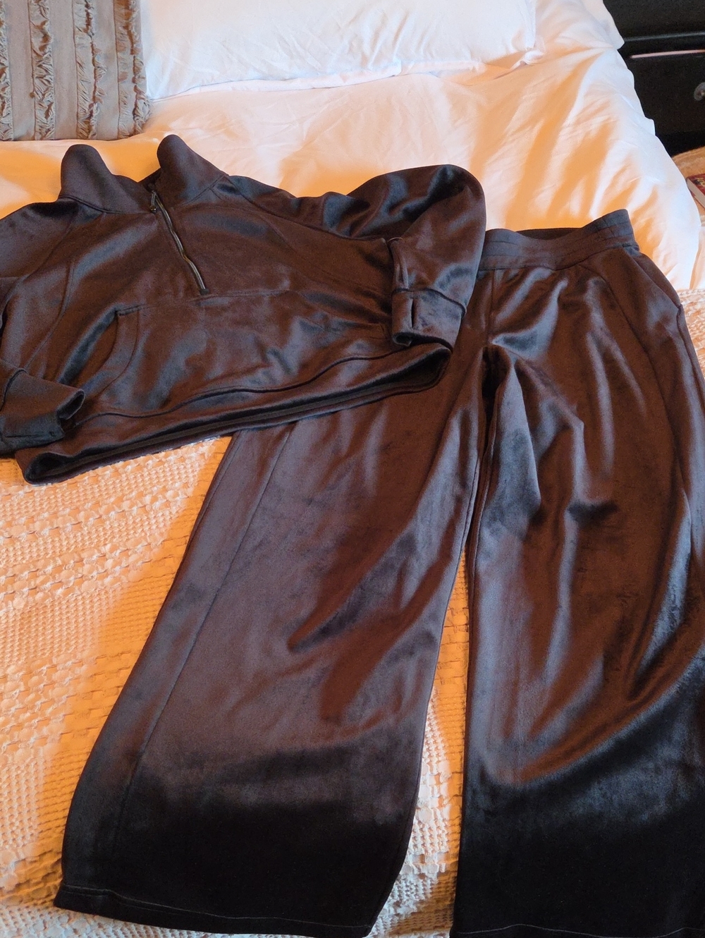 Cozy Black Velvet Lounge Set - Lg